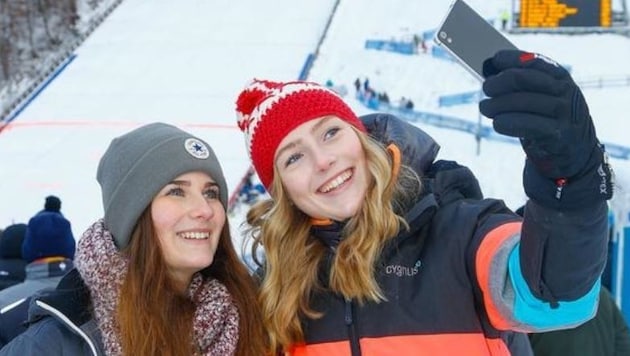 Selina und Laura aus St. Johann machten schnell ein Selfie mit der Schanze im Hintergrund. (Bild: Gerhard Schiel)