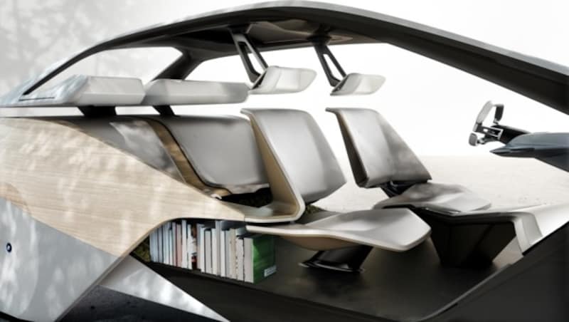 Ein Anachronismus, der das Moderne herausstreicht: BMW hat eine Bibliothek an Bord. (Bild: BMW)