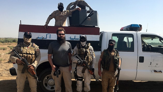 "Krone"-Reporter Clemens Zavarsky (2.v.li.) mit Spezialeinheiten der irakischen Polizei (Bild: Clemens Zavarsky)