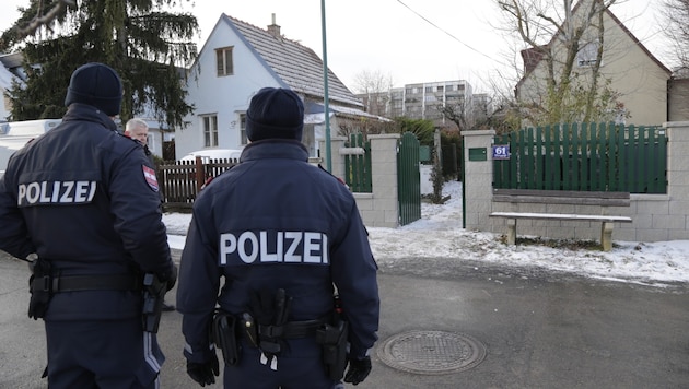 Polizisten vor dem Tatort in Perchtoldsdorf (Bild: Klemens Groh)