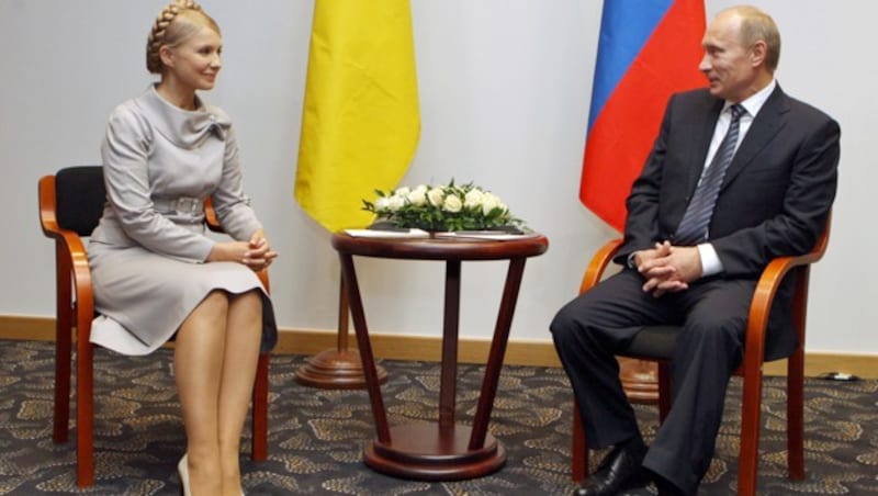 Julia Timoschenko mit Wladimir Putin (Bild: ALEXANDER PROKOPENKO/AFP/picturedesk.com)