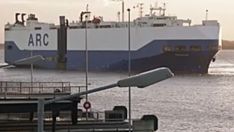 Das erste US-Transportschiff mit den Panzern hat am Mittwoch Bremerhaven erreicht. (Bild: Screenshot/RadioBremen)