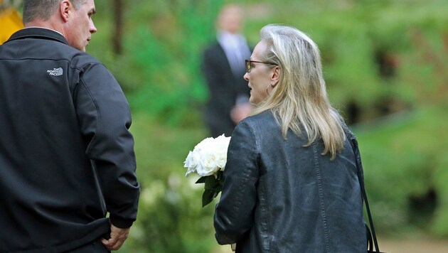 Meryl Streep auf dem Weg zur Trauerfeier für Carrie Fisher (Bild: AP)