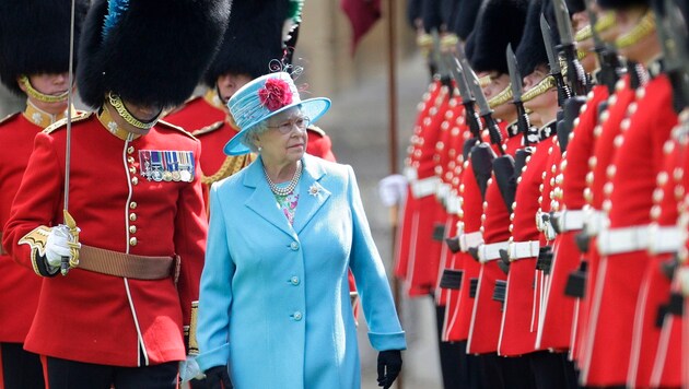 Queen Elizabeth inspiziert ihre Garde. (Bild: SHAUN CURRY/AFP/picturedesk.com)