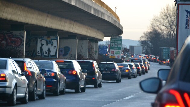 Im Stau wird deutlich, wie viele Autos auf der "Süd" unterwegs sind (Bild: Katrin Fister)
