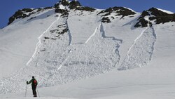 Das Melden von Negativlawinen unter dem Rettungsnotruf 144 oder dem Alpinnotruf 140 erleichtert die Arbeit der Bergrettung. (Bild: Paul Sodamin)