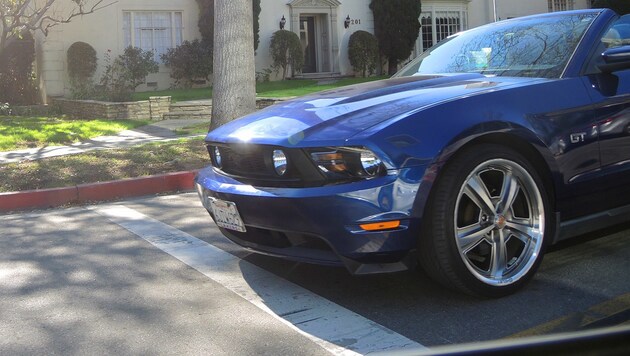 Ein Ford Mustang in Beverly Hills. Nicht nur hier ist er weit verbreitet. (Bild: Stephan Schätzl)