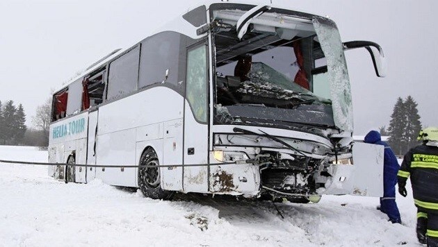 Die Urlauber mussten aus dem umgekippten Bus geborgen werden. Sechs Menschen wurden verletzt. (Bild: picturedesk.com/Manfred Fesl)