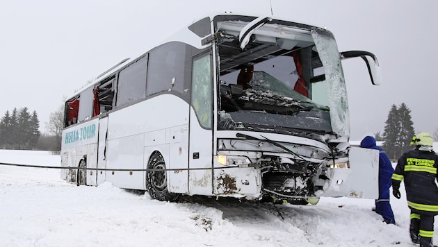 In St. Lorenzen am Mondsee wurden sechs Insassen verletzt. Der Bus war auf eine Wiese gestürzt. (Bild: APA/MANFRED FESL)