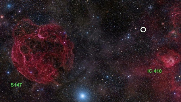 In der weiß markierten Gegend im Sternbild Fuhrman wurde der Radioblitz FRB 121102 entdeckt. (Bild: © Rogelio Bernal Andreo (DeepSkyColors.com))