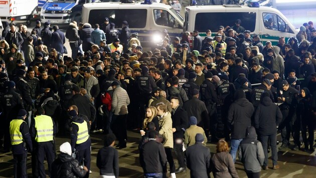 Nach den außer Kontrolle geratenen Silvesterfeierlichkeiten in Köln zeigten 661 Frauen Sexualdelikte an. (Bild: EPA)