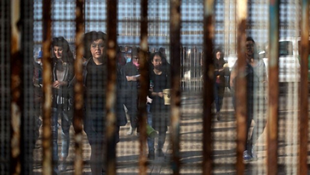 Migranten an der Grenze zwischen den USA und Mexiko (Bild: APA/AFP/GUILLERMO ARIAS)