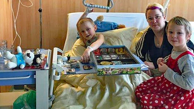 Samuel mit seiner Mama und seiner Schwester im Krankenhaus (Bild: Christian Schulter)