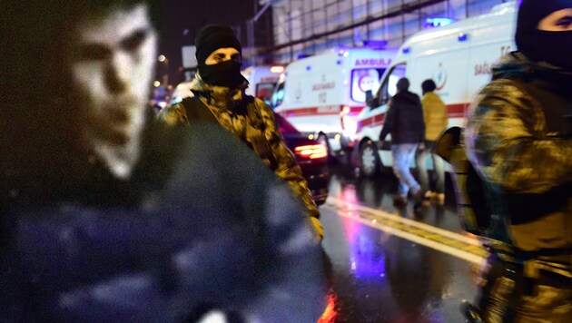 Das Bild links soll den Terroristen zeigen, der in dem Istanbuler Nachtclub 39 Menschen getötet hat. (Bild: APA/AFP/YASIN AKGUL, Cumhuriyet)