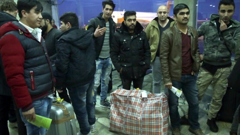 Afghanische Migranten, die aus Deutschland abgewiesen wurden (Bild: The Associated Press)