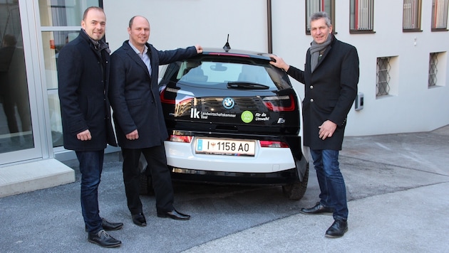 LK-Boss Hechenberger, Dir. Ferdinand Grüner und Fachbereichsleiter Heidegger (r.) mit dem E-Auto. (Bild: LK Tirol)