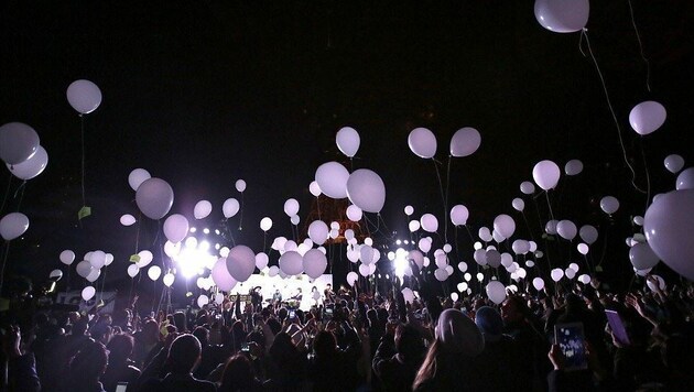 Zu Silvester hoben in Meran in Südtirol 10.000 leuchtende Ballons ab. Zwei landeten in Unterkärnten. (Bild: Kurverwaltung Meran / Egene Hoshiko)