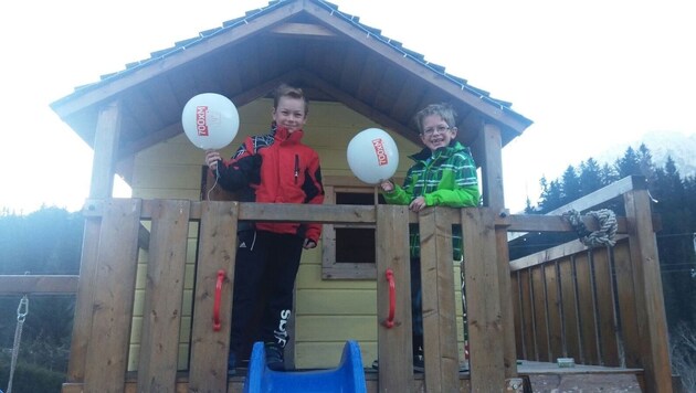 Die Brüder Daniel und Jonas entdeckten die Ballone am Himmel. Sie landeten im Garten der Familie. (Bild: Stefan Oraze)