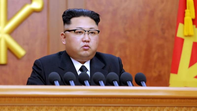 Kim Jong Un bei seiner Neujahrsansprache (Bild: APA/AFP/KNCA/STRINGER)