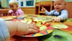 Oma und Opa sollen künftig bezahlt auf ihre Enkerl aufpassen – zumindest wenn es nach der ÖVP geht. Symbolbild (Bild: APA/HERBERT NEUBAUER (Symbolbild))