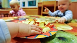 Oma und Opa sollen künftig bezahlt auf ihre Enkerl aufpassen – zumindest wenn es nach der ÖVP geht. Symbolbild (Bild: APA/HERBERT NEUBAUER (Symbolbild))