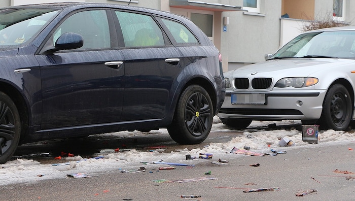 Kein gutes Gefühl, wenn das Auto mitten im Silvesterfeuerwerk steht...