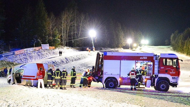 Pech beim Einsatz: Die Feuerwehr musste den havarierten Rettungswagen von der Skipiste ziehen. (Bild: Mario Kienberger)