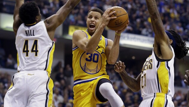 Unaufhaltbar! Stephen Curry von den Golden State Warriors (Mi.) (Bild: AP)