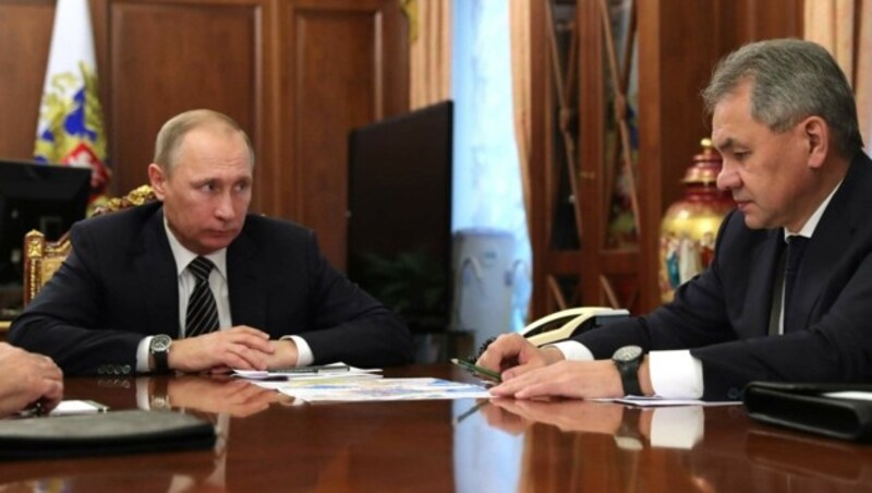 Wladimir Putin mit Verteidigungsminister Sergei Schoigu (Bild: APA/AFP/Sputnik/MICHAEL KLIMENTYEV)