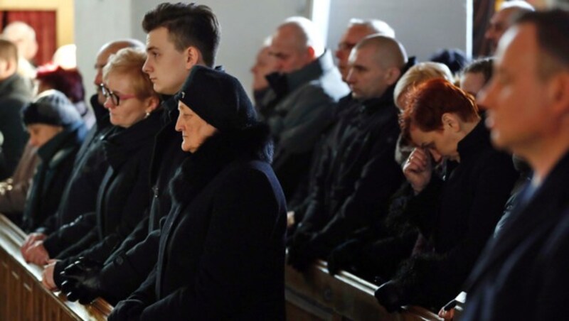 Witwe, Sohn und Mutter des Getöteten beim Trauergottesdienst (Bild: APA/AFP/ODD ANDERSEN)