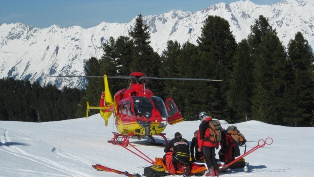 Immer wieder müssen gestürzte Skifahrer von Rettungshubschraubern in Krankenhäuser geflogen werden (Bild: Zoom-Tirol)