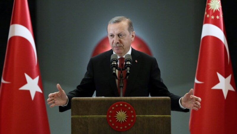 Erdogan hat sich wohl oder übel mit seinem ungeliebten Nachbarn Assad abgefunden. (Bild: ASSOCIATED PRESS)