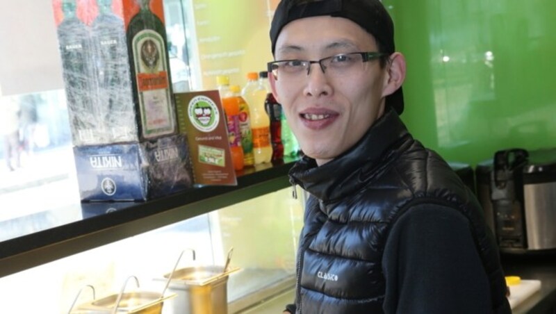 Zhang Jian Dan arbeitet in einem Asia-Fast-Food-Lokal: "Es wird schlimmer." (Bild: Peter Tomschi)