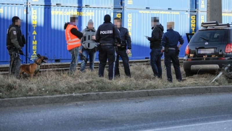 Hier verlor der Kidnapper die Kontrolle über seinen Wagen und baute einen Unfall. (Bild: www.zeitungsfoto.at)