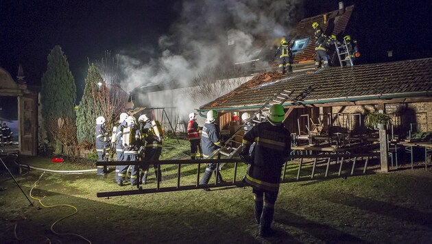 Die Feuerwehr musste das Dach aufbrechen, um die Flammen im Inneren bekämpfen zu können. (Bild: APA/BFK-KREMS/MANFRED WIMMER)