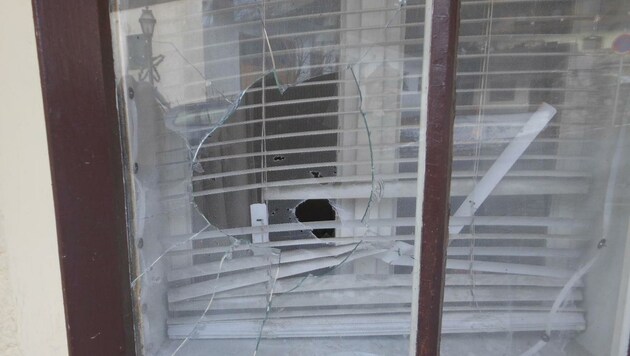 Zwei Scheiben des Hauses gingen bei der Attacke zu Bruch. (Bild: Polizei)