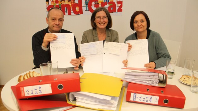 Spender: Mandatar Werner Murgg, Graz-Vize Elke-Kahr, Klubchefin Claudia Klimt-Weithaler (Bild: KRONEN ZEITUNG)