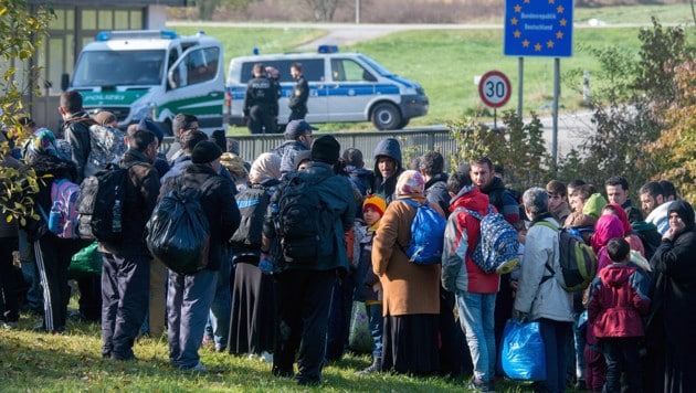 Flüchtlinge 2015 an der Grenze zu Deutschland (Bild: APA/dpa/Armin Weigel)