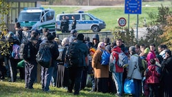 Flüchtlinge an der Grenze zu Deutschland (Bild: APA/dpa/Armin Weigel)