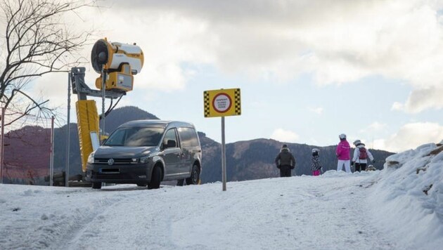Das Auto blieb auf einem momentan wegen Schneemangel gesperrten Skiweg hängen. (Bild: Schmitten Zell am See)