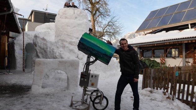 Hölzl mit seiner ersten Schneekanone, nun ist die Anlage viel kleiner. (Bild: zeitungsfoto.at)