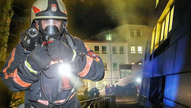 Die Feuerwehrleute mussten die Flammen mit schwerem Atemschutz bekämpfen. (Bild: Markus Tschepp)