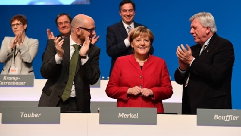 Applaus für Angela Merkel (Bild: APA/AFP/TOBIAS SCHWARZ)