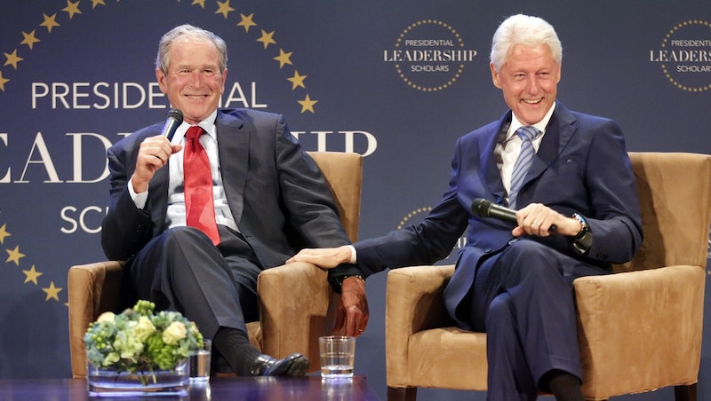 George W. Bush und Bill Clinton sind offenbar auf Trump-Diät. (Bild: AP)