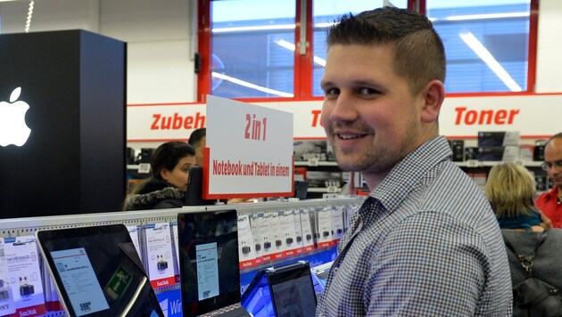 Gregor Smolle, Verkaufsleiter beim Media Markt Innsbruck, hatte am Dienstag alle Hände voll zu tun. (Bild: zeitungsfoto.at)