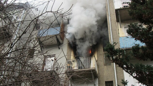 Hofseitig schlugen Flammen aus der Balkontür. (Bild: APA/BF GRAZ)