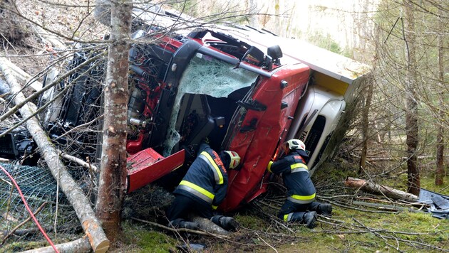 Der Lkw stürzte rund 30 Meter ab, der Lenker starb. (Bild: zeitungsfoto.at)