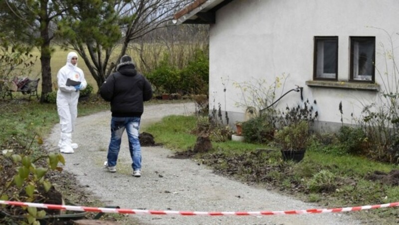 In diesem Haus in Chabeuil wurde eine 80-jährige Frau getötet, in einem Nachbarort ein Paar. (Bild: APA/AFP/JEAN-PHILIPPE KSIAZEK)