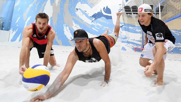 Beachvolleyball-Ass Adrian Carambula (Mi.) trainiert in Kärnten mit Xandi Huber und Simon Frühbauer (Bild: F. Pessentheiner, pessentheiner)