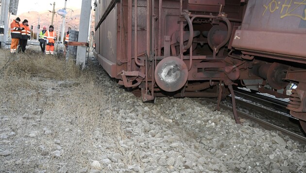 Sieben Erz-Waggons sprangen aus den Schienen. (Bild: APA/RIEDER ADALBERT)